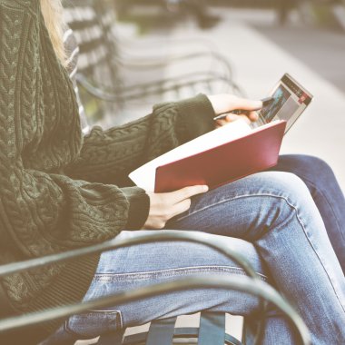 bankta oturan öğrenci kızlar