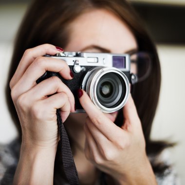 kamera ile fotoğrafçı kız