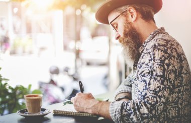 Jounalist yazılı olarak not defteri açık havada