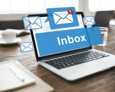Tablo ve gelen kutusu kavramı üstünde laptop