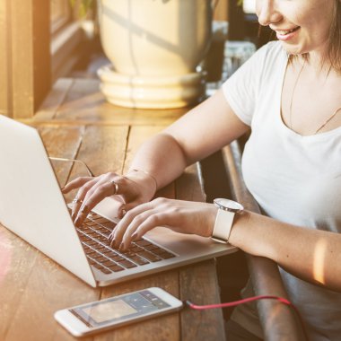 Dijital aygıt kullanan kadın 