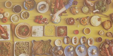 arkadaşlar büyük tablo için yemek