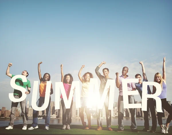 Amici giovani che organizzano l'estate — Foto Stock
