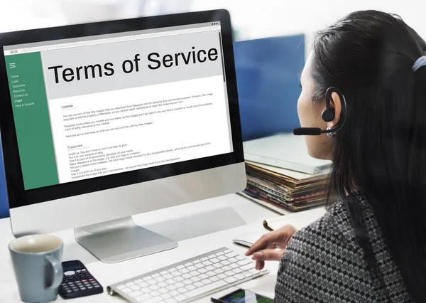 Businesswoman working on computer with terms of service — Stock Photo, Image