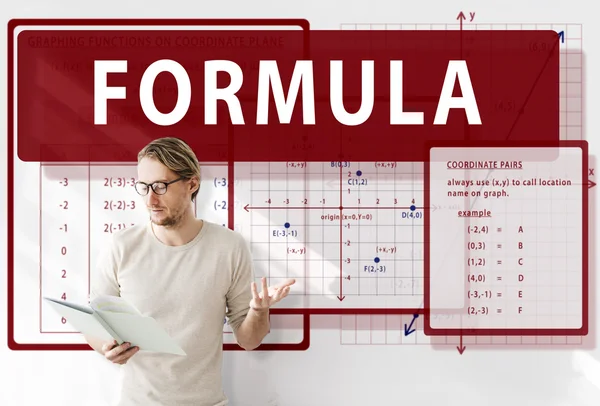 Affärsman arbetar med formel — Stockfoto