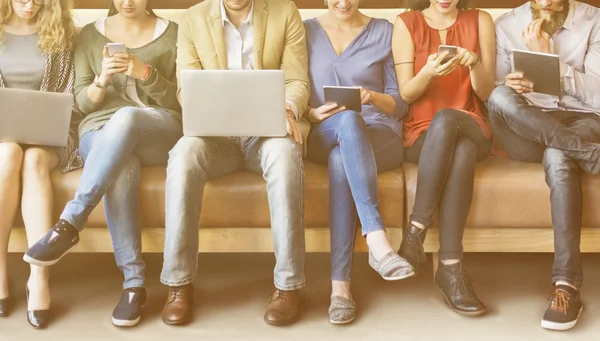 As pessoas se sentam com dispositivos digitais — Fotografia de Stock