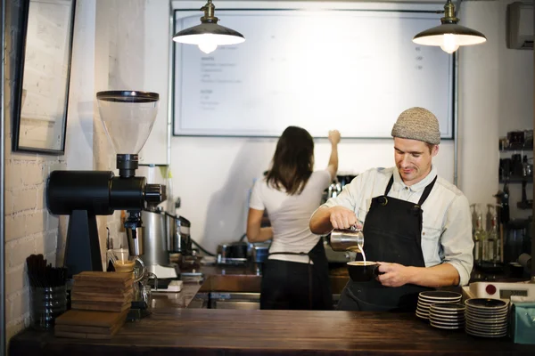 Baristas προετοιμασία του καφέ — Φωτογραφία Αρχείου