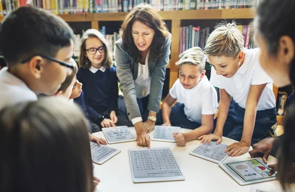 Élèves ayant des cours à l'école — Photo