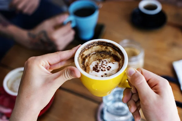 Amigos bebiendo bebidas en la cafetería — Foto de Stock