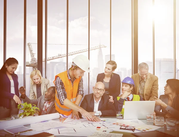 Mensen uit het bedrijfsleven en architecten in een vergadering — Stockfoto
