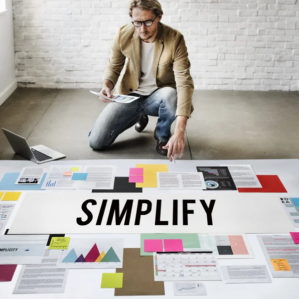 Hombre de negocios trabajando con simplificar — Foto de Stock