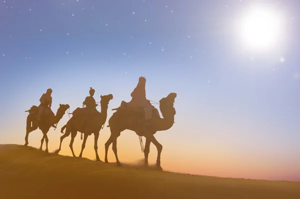 男子骑着骆驼穿越沙漠 — 图库照片