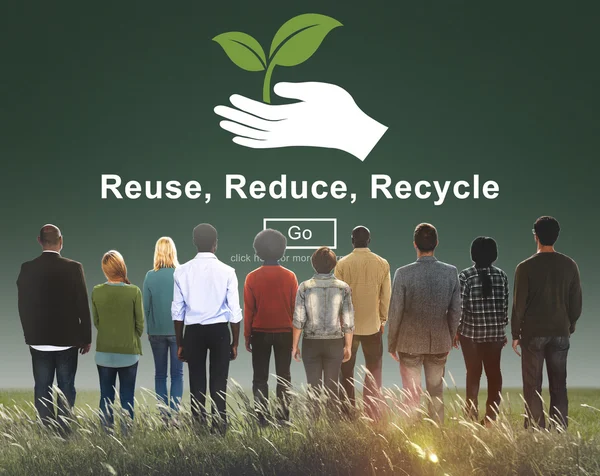 Pessoas diversas e conceito de reciclagem — Fotografia de Stock