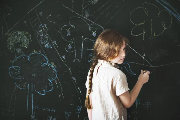 Flicka på blackboard — Stockfoto