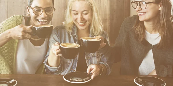 Amigos felices beber café —  Fotos de Stock