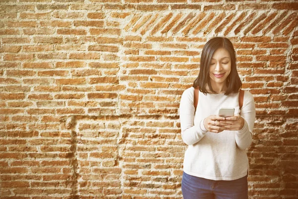 Giovane donna con smartphone — Foto Stock