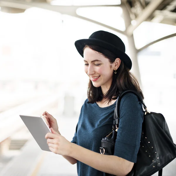 Menina usando tablet digital — Fotografia de Stock