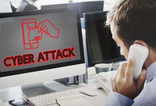 Pengusaha yang bekerja pada komputer dengan serangan cyber — Stok Foto