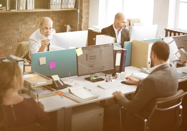 Geschäftsteam arbeitet im Büro — Stockfoto