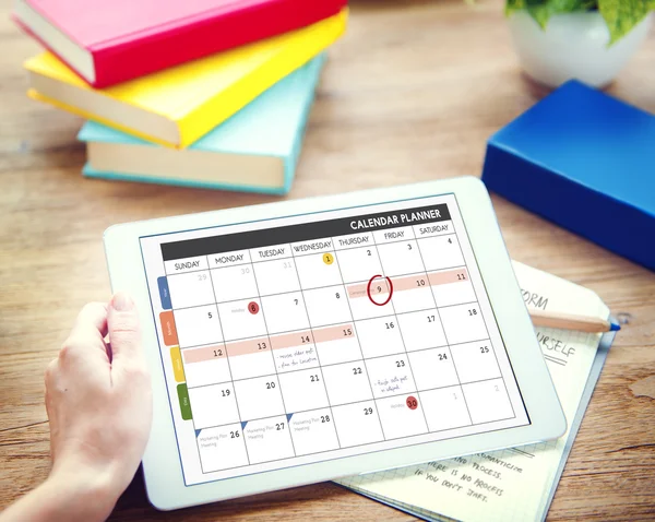 Homme utilisant tablette et calendrier Concept — Photo