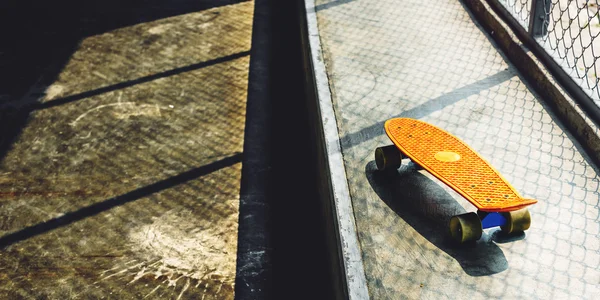 Brown Skateboard στο πάτωμα — Φωτογραφία Αρχείου