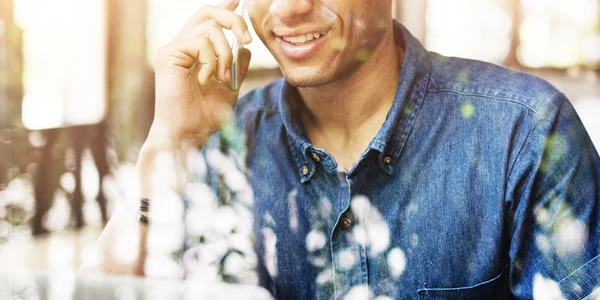 Man werkt en praten over de telefoon — Stockfoto