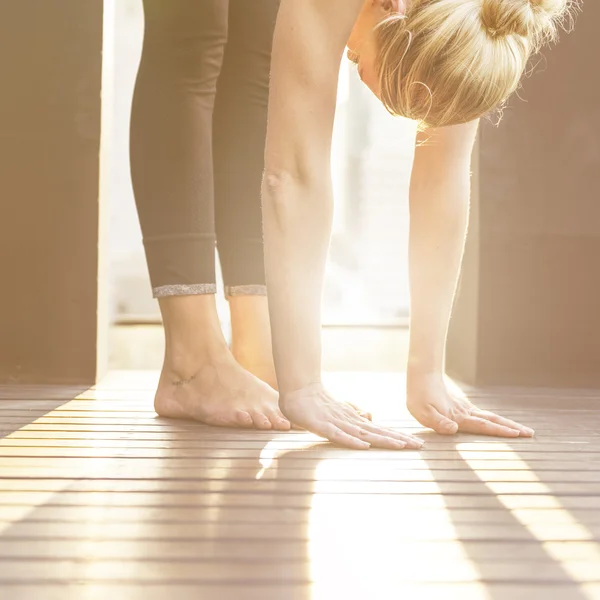 Conceito de prática de Yoga de mulher — Fotografia de Stock