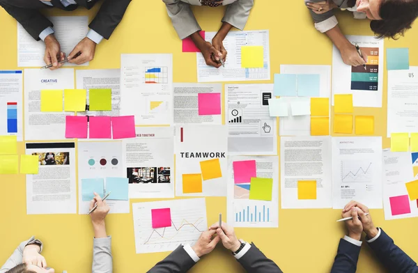 Team von Geschäftsleuten im Büro — Stockfoto