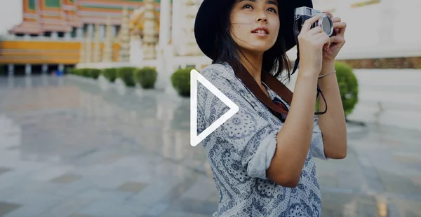 Ragazza in cappello nero con fotocamera — Foto Stock