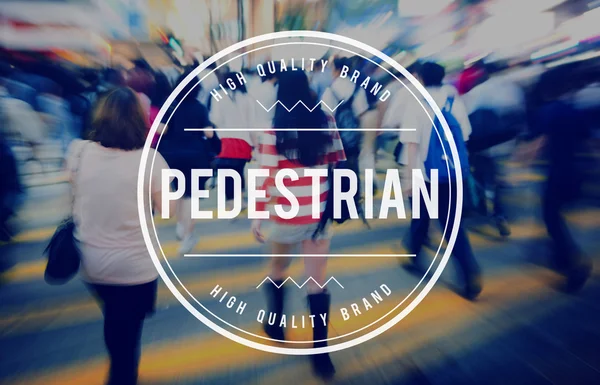 Menschen gehen im Stadtverkehr — Stockfoto