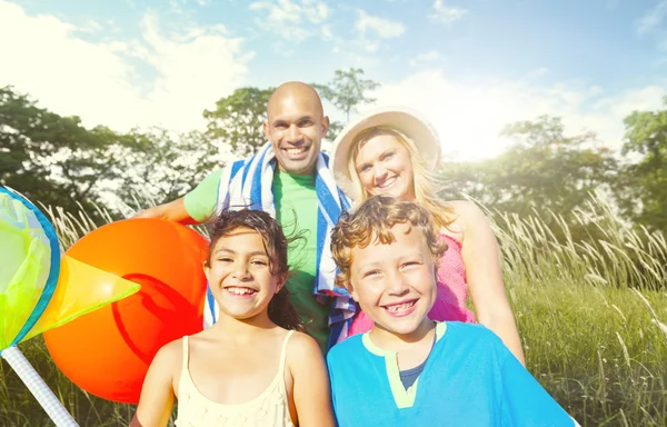 Bela família juntos ao ar livre — Fotografia de Stock