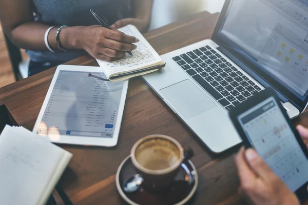 Persone che lavorano con il computer — Foto Stock