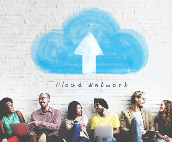 Diversidad de amigos cerca de la pared con Cloud Network —  Fotos de Stock
