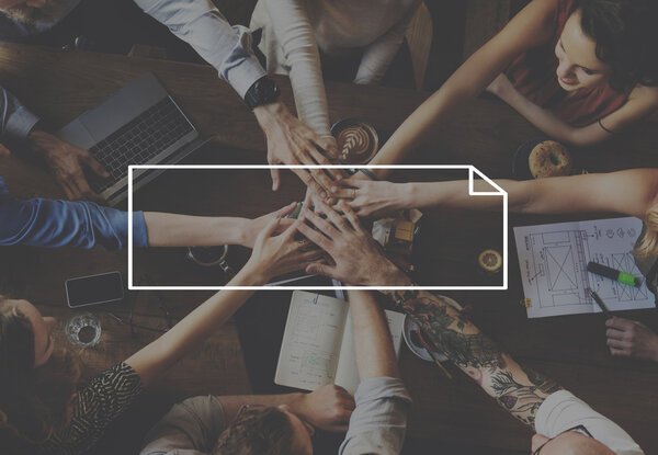 деловая команда, держащаяся за руки
