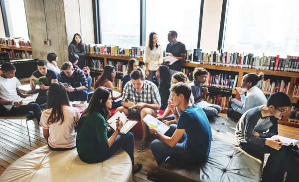 Diákok, egyetemi könyvtár, olvasás — Stock Fotó