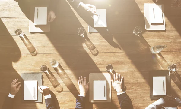 Geschäftsleute arbeiten zusammen — Stockfoto