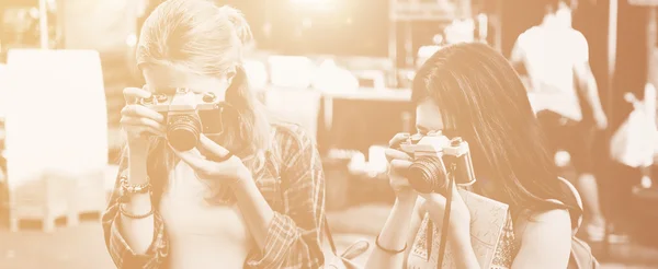 Chicas jóvenes haciendo fotos —  Fotos de Stock