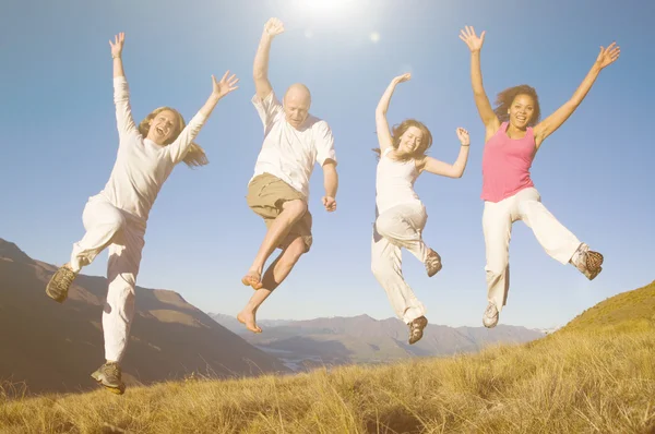 Gruppo di persone che saltano — Foto Stock