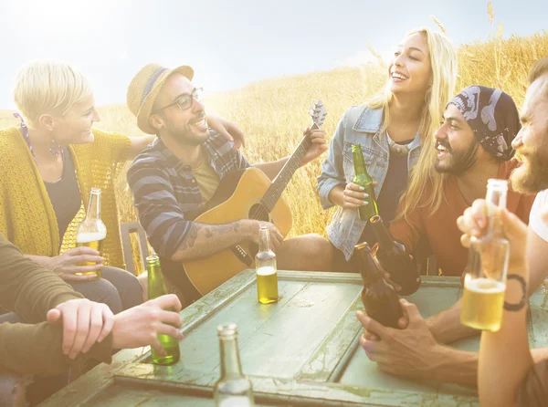 Freunde trinken Bier im Freien — Stockfoto