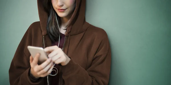 Mädchen surft im Smartphone — Stockfoto