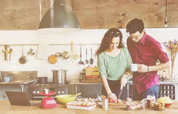 Casal jovem cozinhar alimentos — Fotografia de Stock