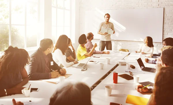 Ofiste çalışan iş adamları