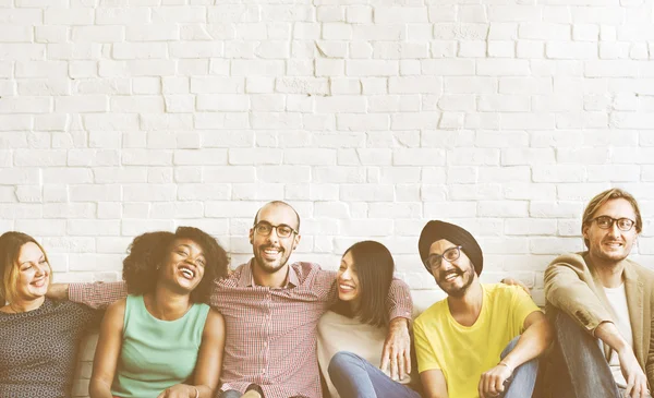 Diversidade amigos perto da parede — Fotografia de Stock