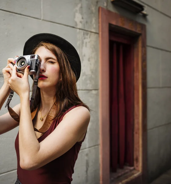 Menina fotógrafa com câmera — Fotografia de Stock