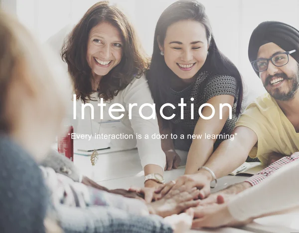 Mains de personnes ensemble avec interaction — Photo