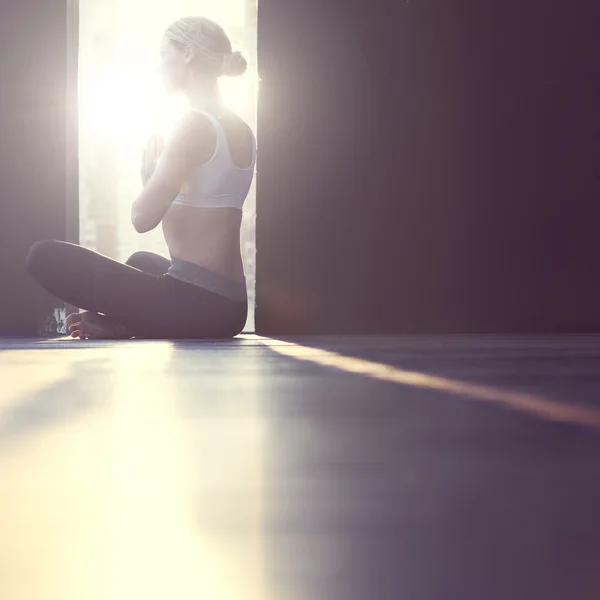 Conceito de prática de Yoga de mulher — Fotografia de Stock