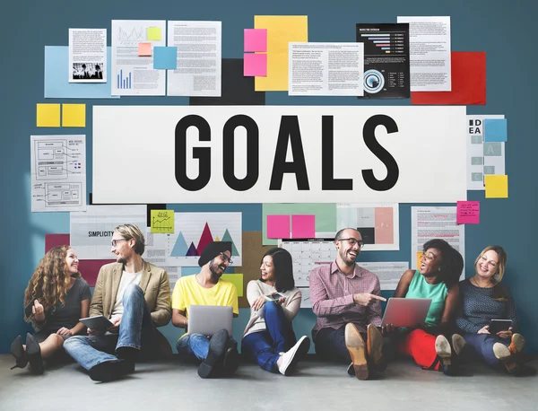 Diversity friends near wall with goals — Stock Photo, Image