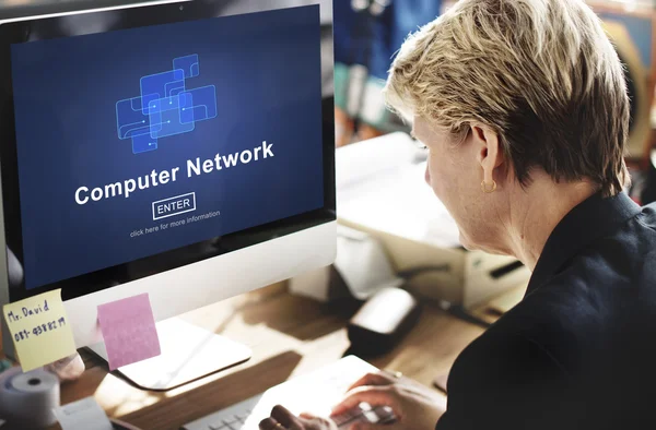 Bilgisayarda çalışan iş kadını