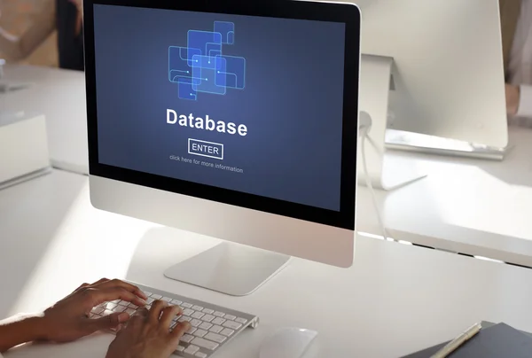 Geschäftsfrau nutzt Computer mit Datenbankkonzept — Stockfoto