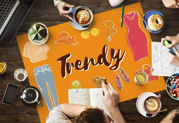 Tavolo con poster con trendy — Foto Stock
